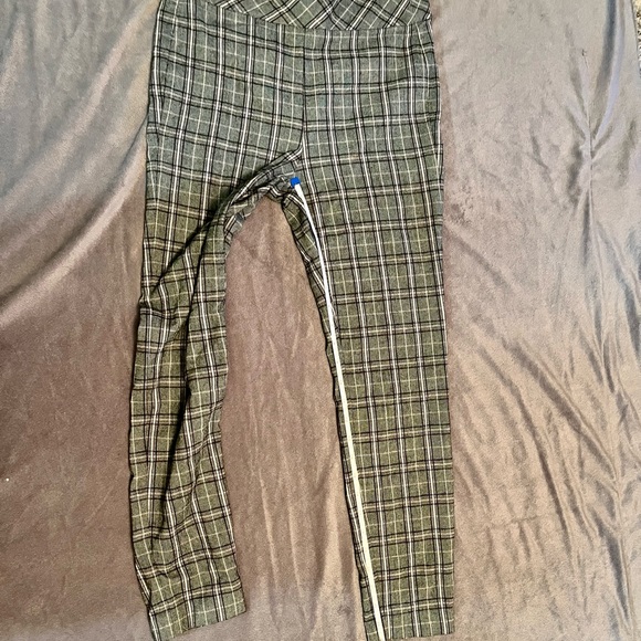 LAST CHANCE 🤍|4 for $20| 🤍Camber&Grace - 3/4 Length Plaid Leggings - Picture 3 of 9